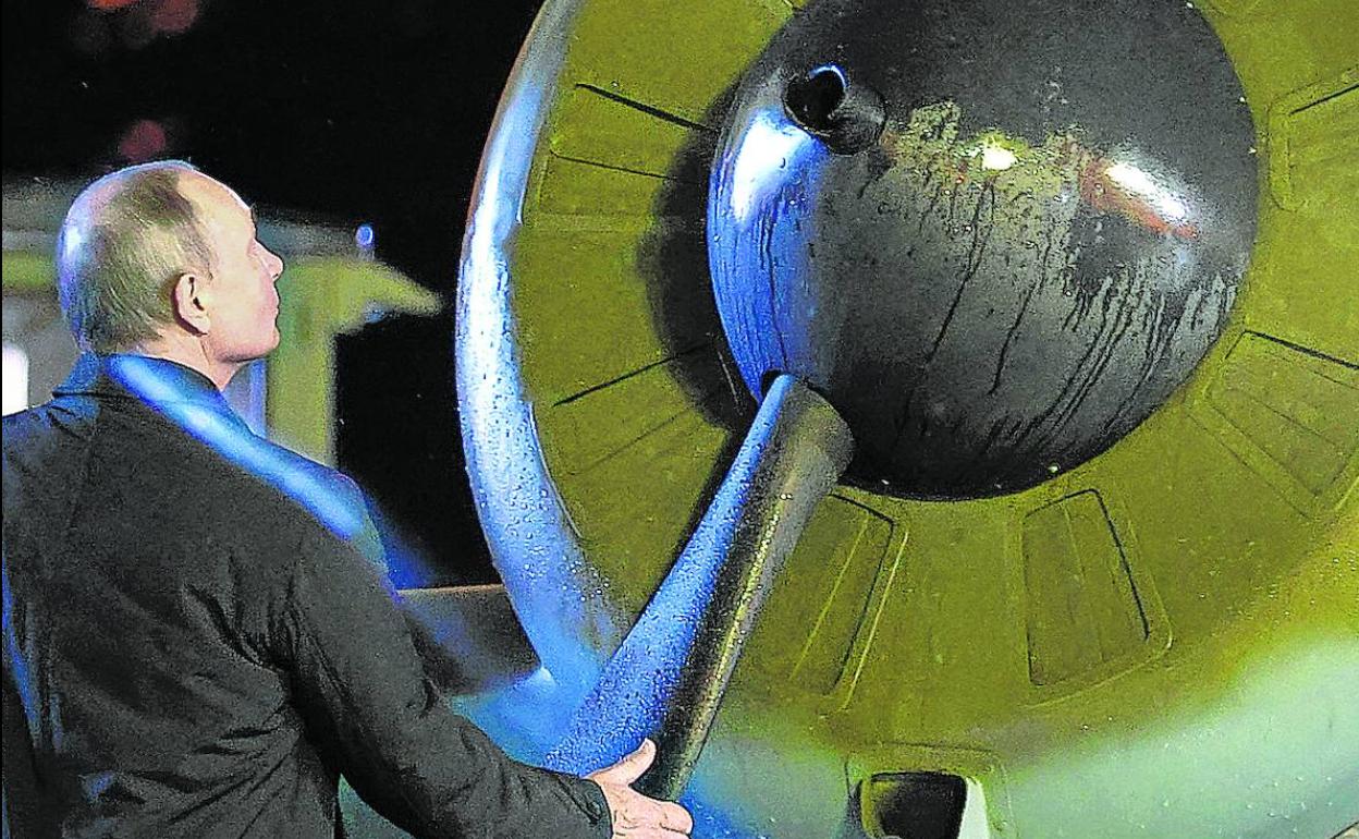 El presidente ruso, Vladímir Putin, admira una pieza militar en un museo interactivo al aire libre en la Plaza Roja de Moscú.