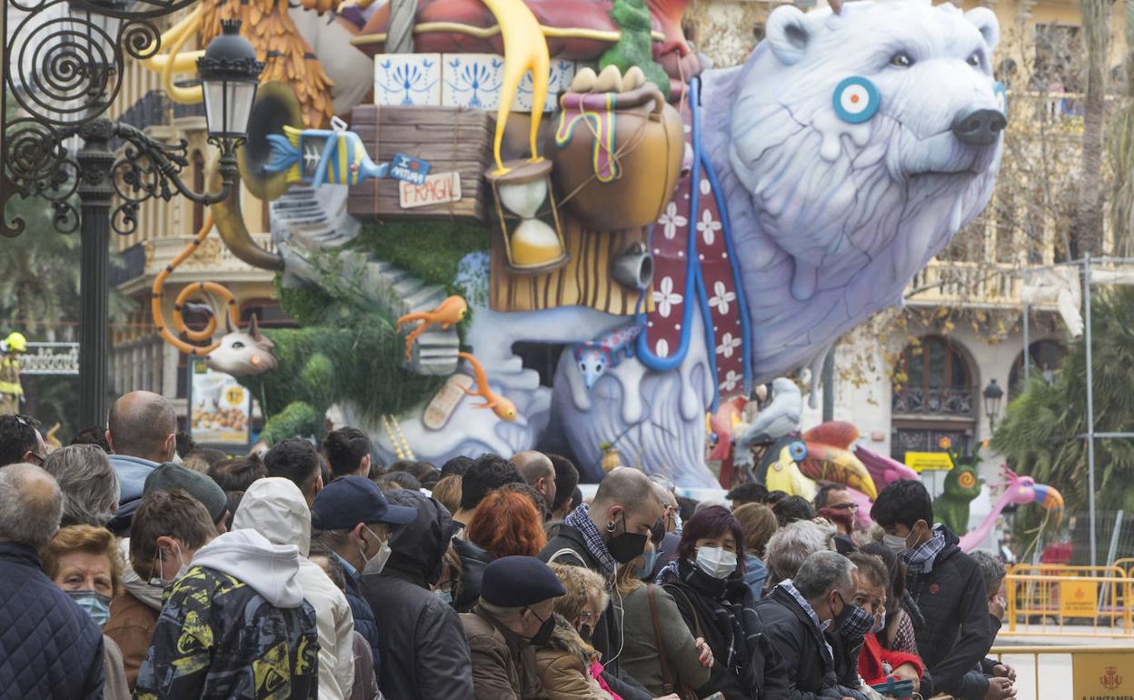 Asistentes a una mascletà, durante las pasadas Fallas. 