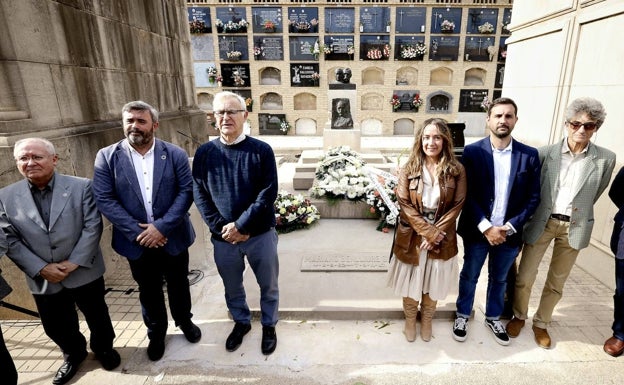 Representantes municipales junto a Lucrecia EnseñatBenlliure ante la tumba del escutor.