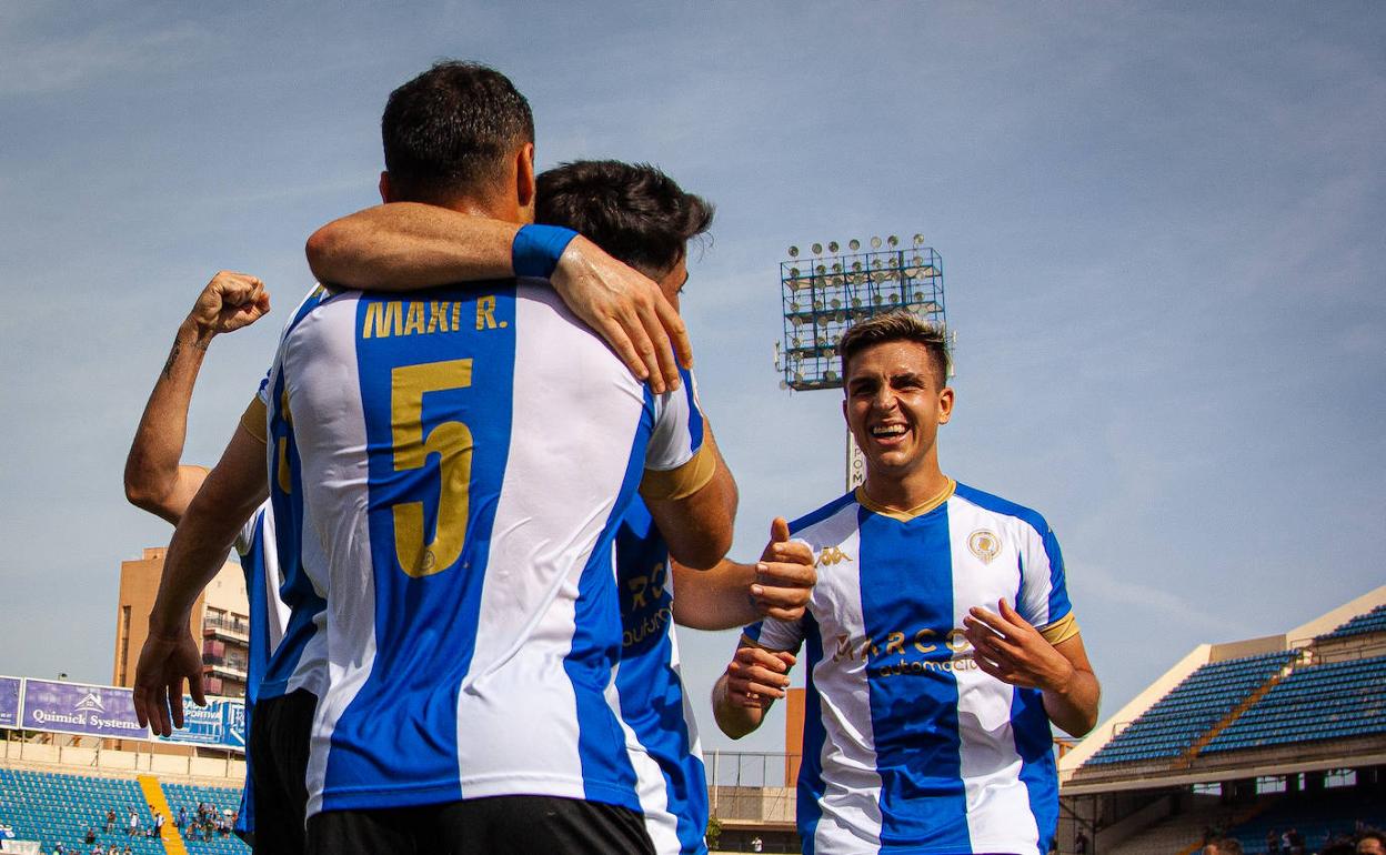 Maxi abraza a Alvarito tras anotar en un gol en el Rico Pérez. 