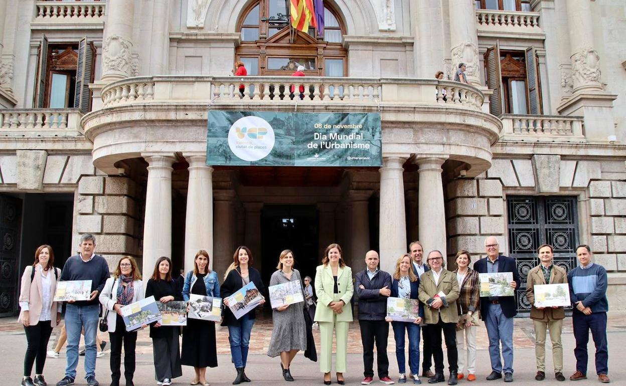 Sandra Gómez, junto a varios de los arquitectos responsables de las plazas realizadas y en proyecto en Valencia. 