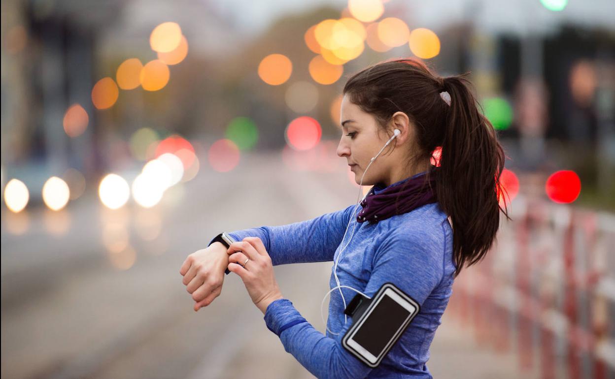 Una mujer practicando running,