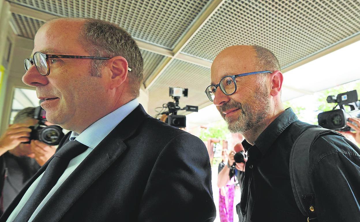 Francis Puig, junto a su abogado, en la entrada a la Ciudad de la Justicia. 