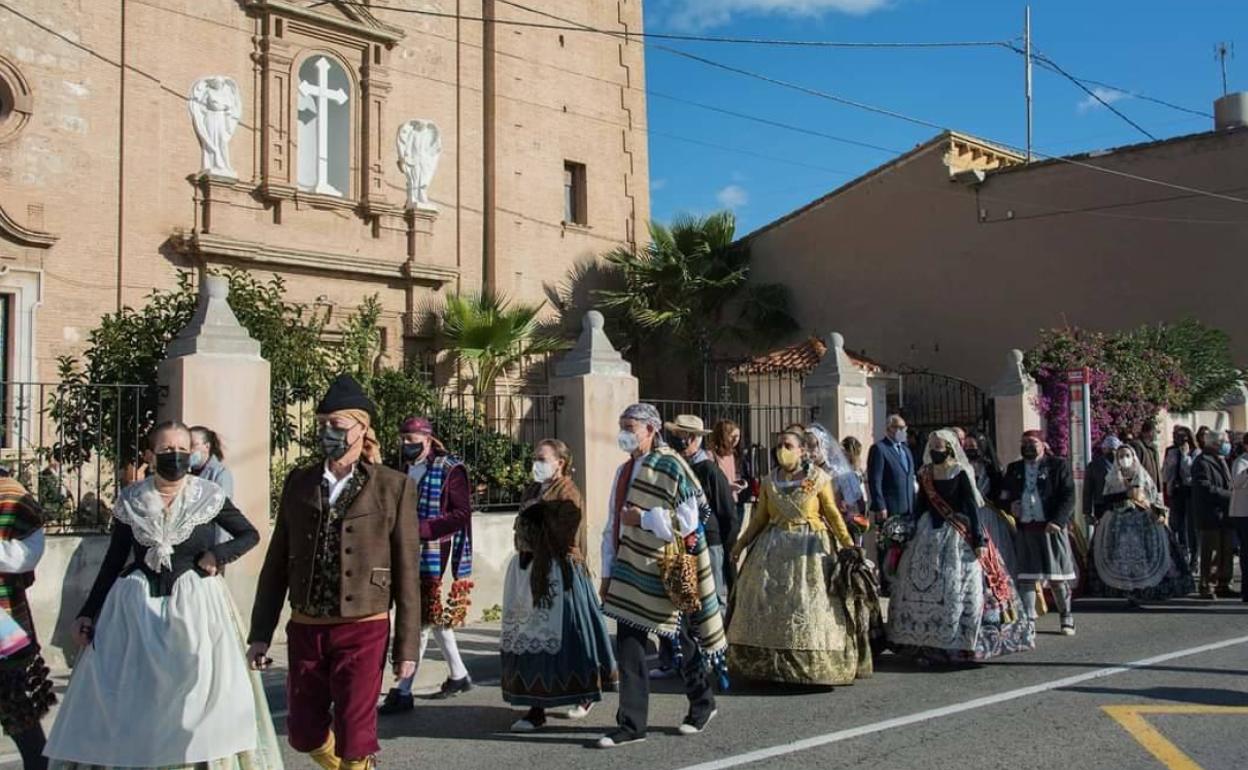 Miembros de la asociación cultural L'Horta de Valencia, en la pedanía de La Punta. 