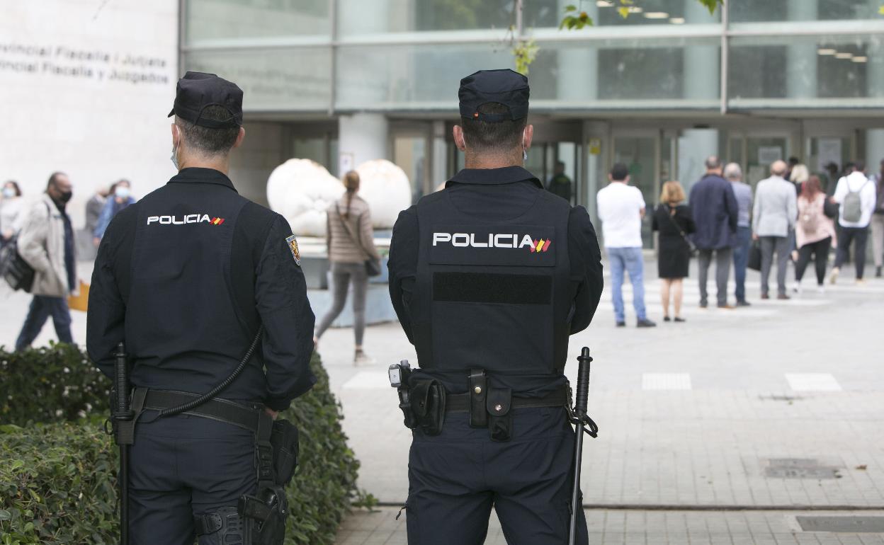 Policías ante la Ciudad de la Justicia de Valencia. 