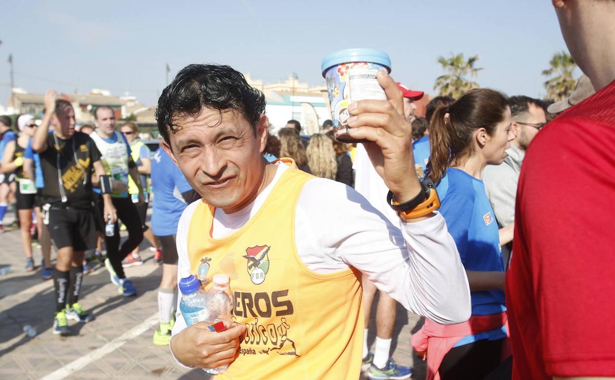 Un atleta se nutre tras la 15K Abierta al Mar. 