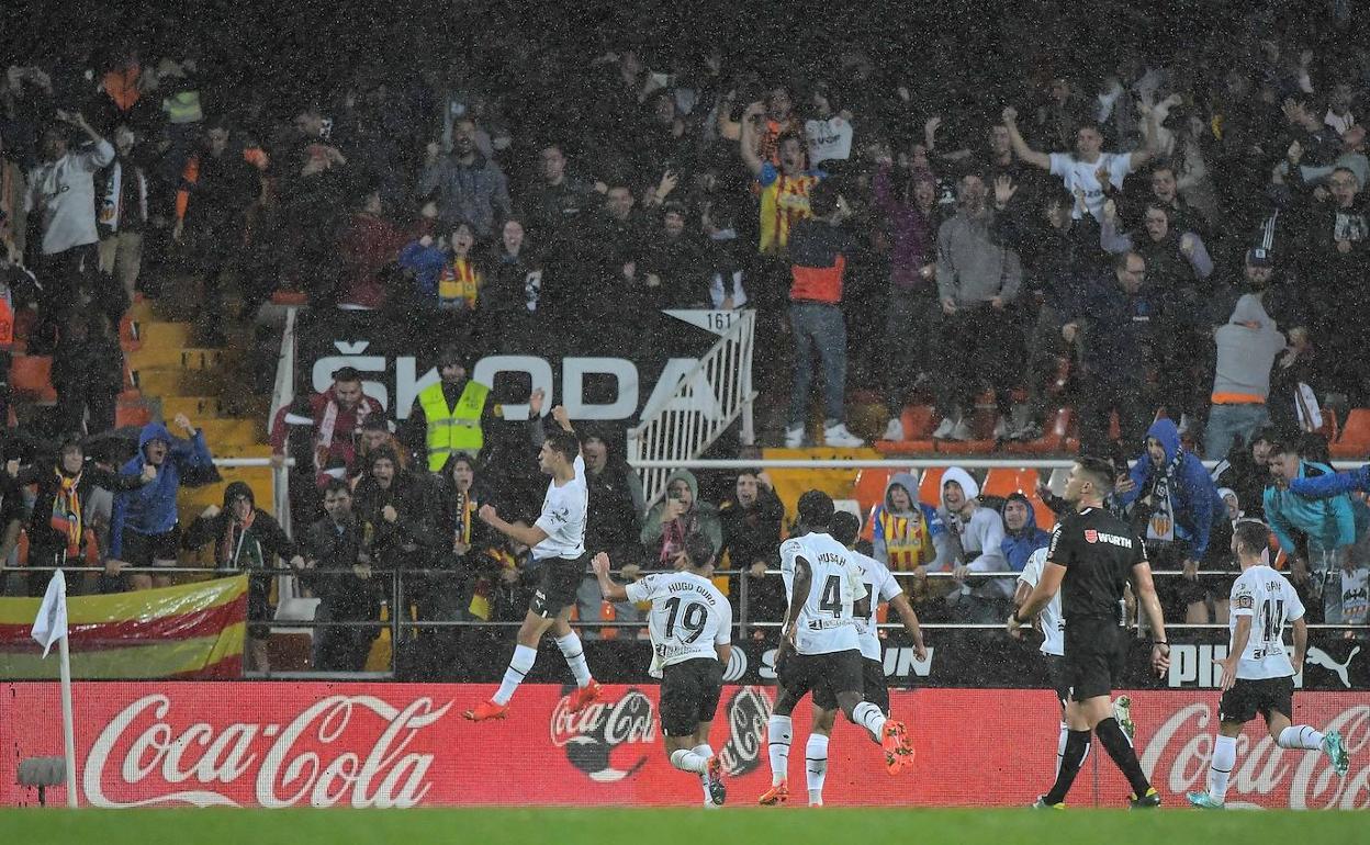 André Almeida celebra el gol que abrió el marcador ante el Betis. 