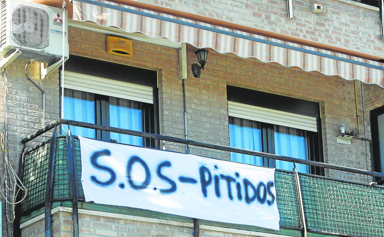 Una de las pancartas reivindicativas en un balcón. 