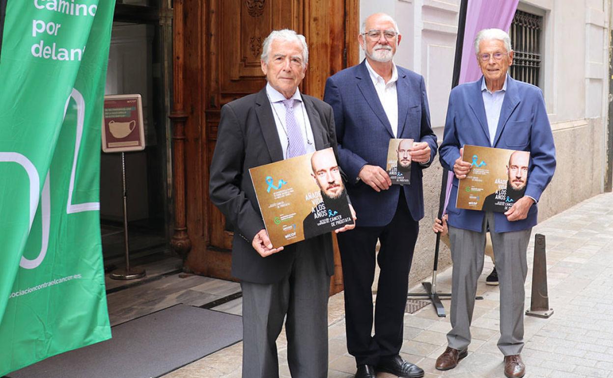 El doctor Eduardo Solsona, jefe honorario del Servicio de Urología del IVO; el presidente del Colegio de Farmacéuticos de Valencia, Jaime Giner; y el profesor y vicepresidente de la Asociación Española contra el Cáncer en Valencia, Antonio Llombart.