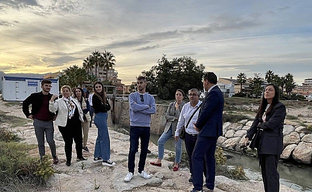 Imagen principal - Visita a distintos puntos de Tavernes y foto de familia en la puerta del consistorio. 