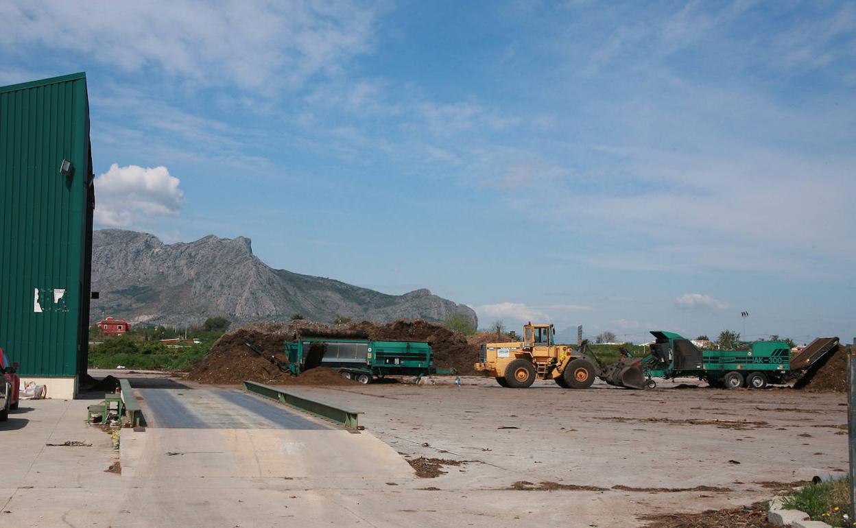 Máquinas trabajando en la planta de compostaje de Dénia. 