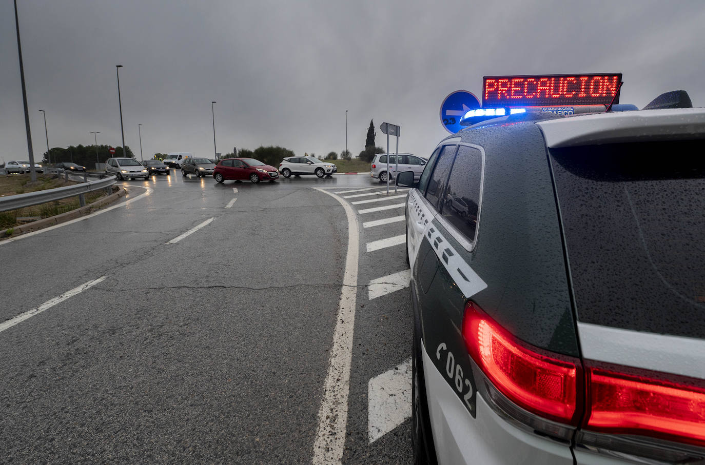 Una patrulla de la Guardia Civil controla el tráfico en una carretera. 