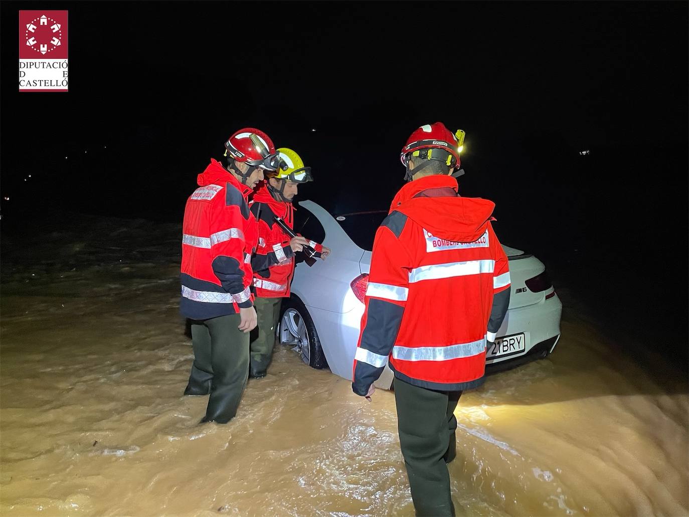 Los bomberos realizan achiques y rescates en carreteras, colegios y residencias de toda la provincia.