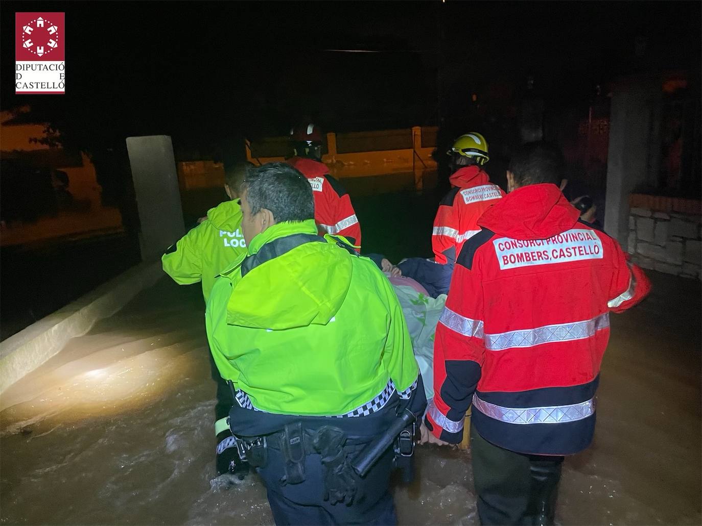 Los bomberos realizan achiques y rescates en carreteras, colegios y residencias de toda la provincia.