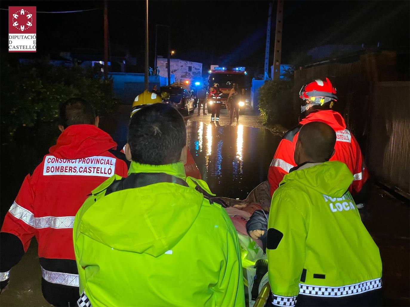 Los bomberos realizan achiques y rescates en carreteras, colegios y residencias de toda la provincia.