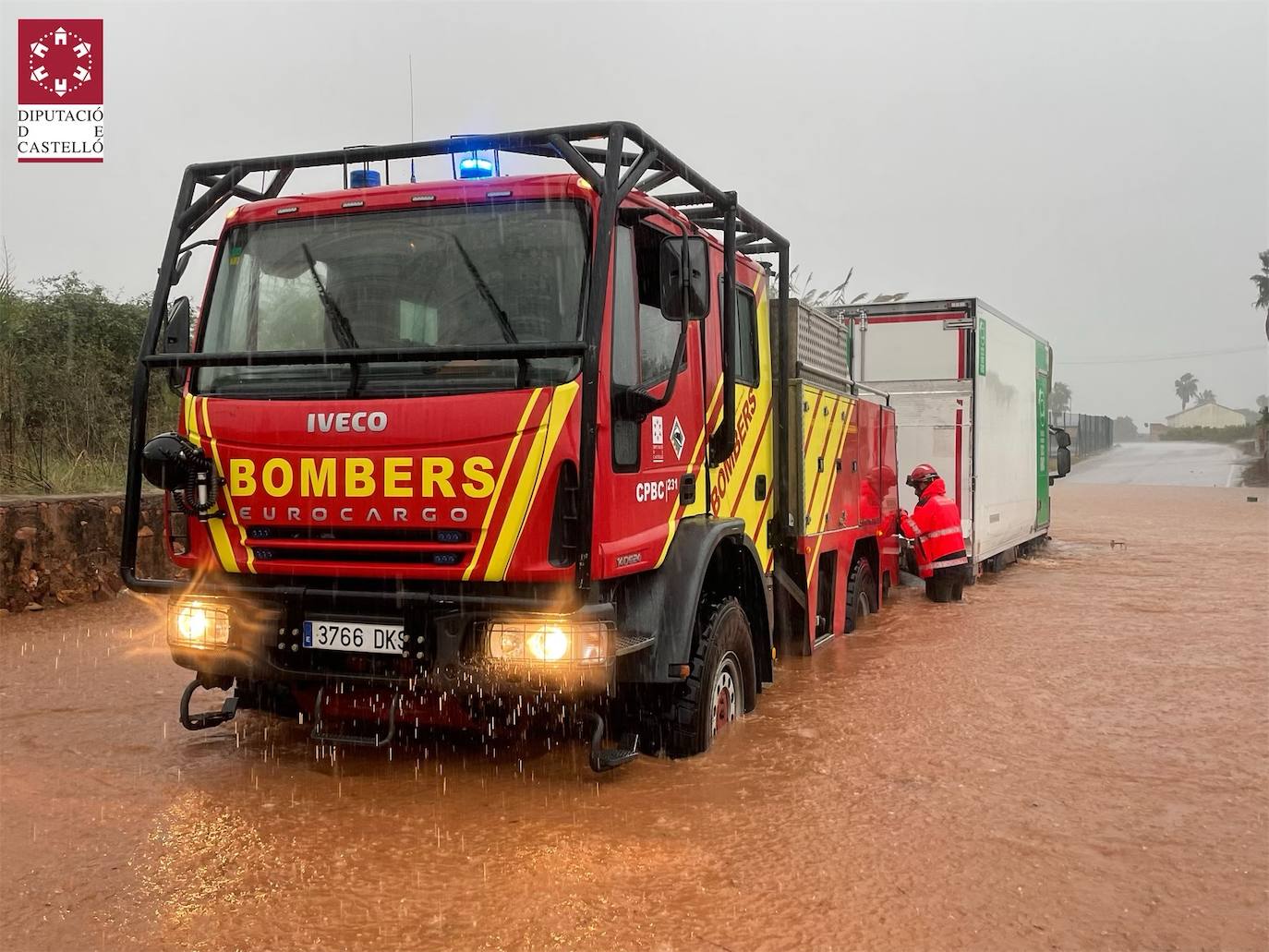 Los bomberos realizan achiques y rescates en carreteras, colegios y residencias de toda la provincia.