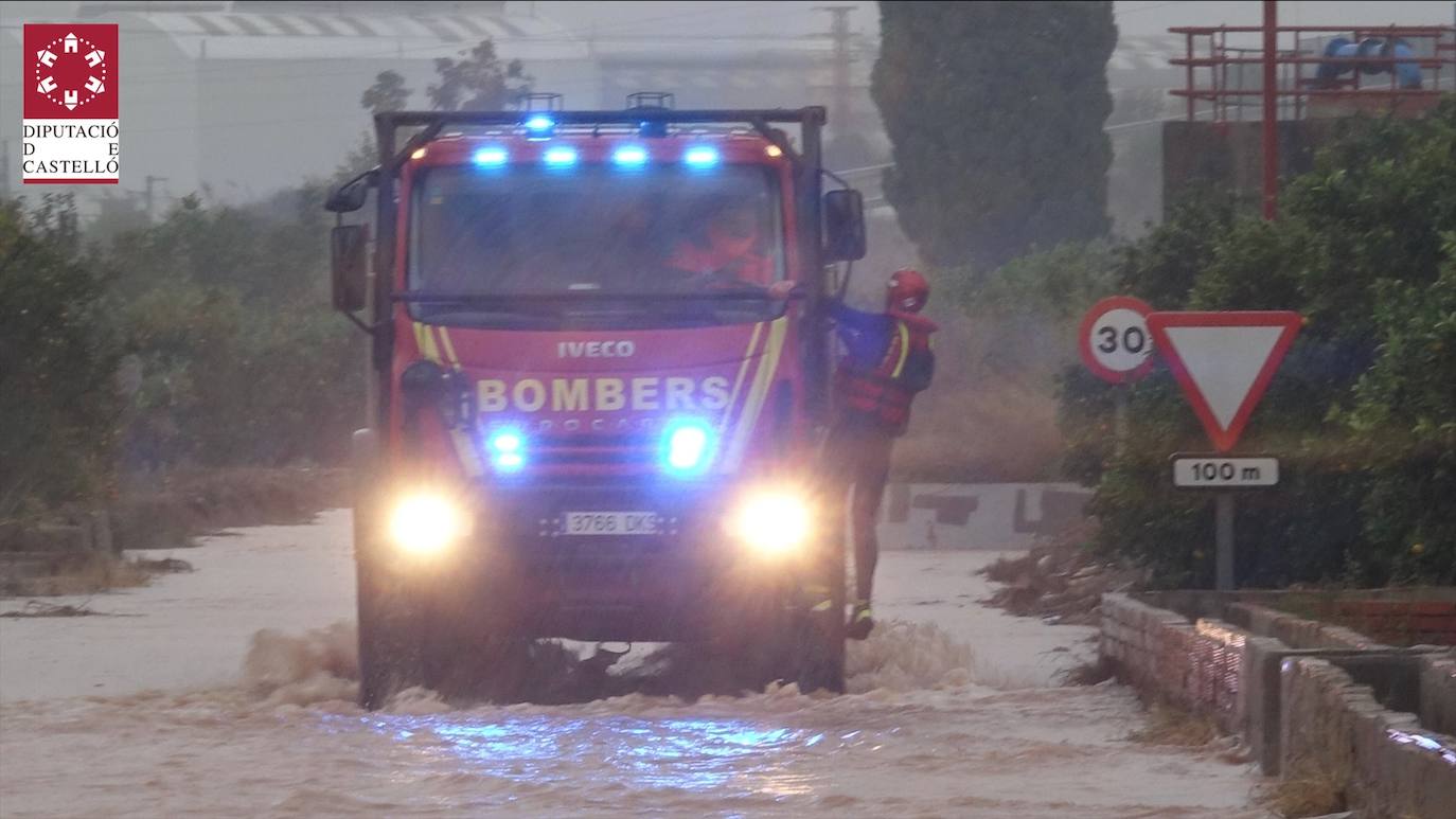 Los bomberos realizan achiques y rescates en carreteras, colegios y residencias de toda la provincia.