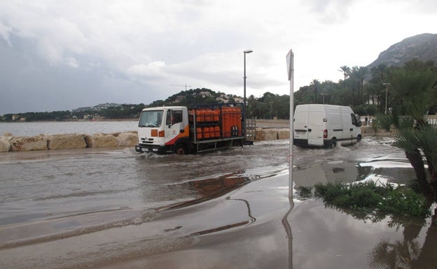 Las tormentas provocan cierres de calles en la Marina Alta y la Safor y cortes de agua en la Ribera