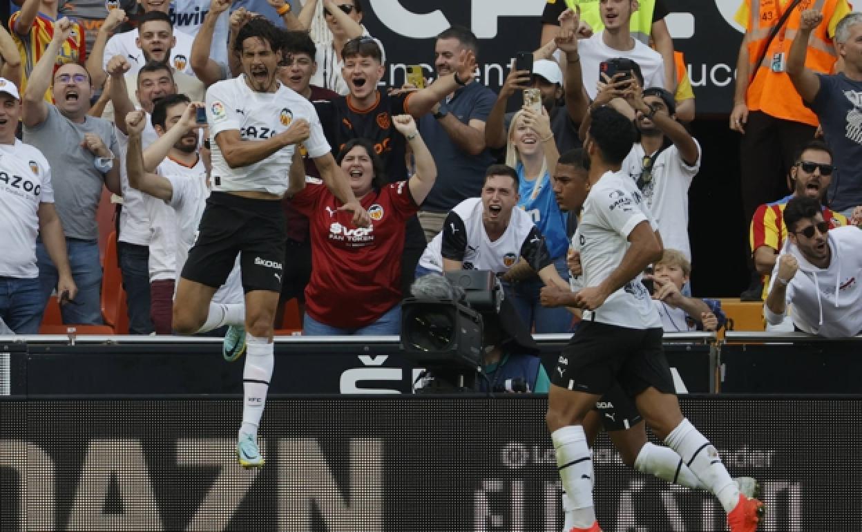 Cavani celebra un gol en Mestalla. 