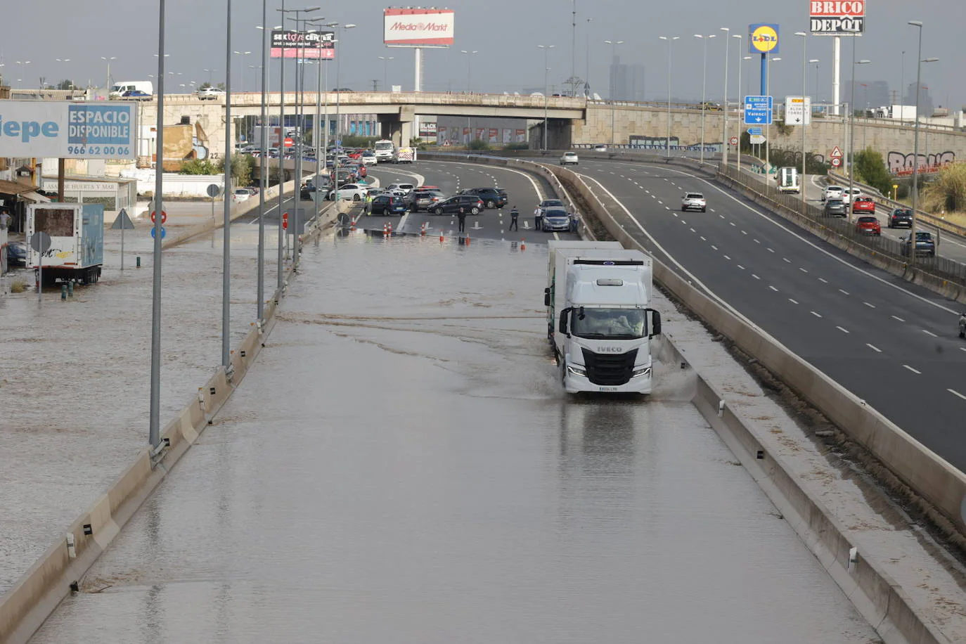 Abolido comerciante tetraedro Corte tráfico A3 | Cuatro carreteras cortadas en Valencia por las fuertes  lluvias | Las Provincias