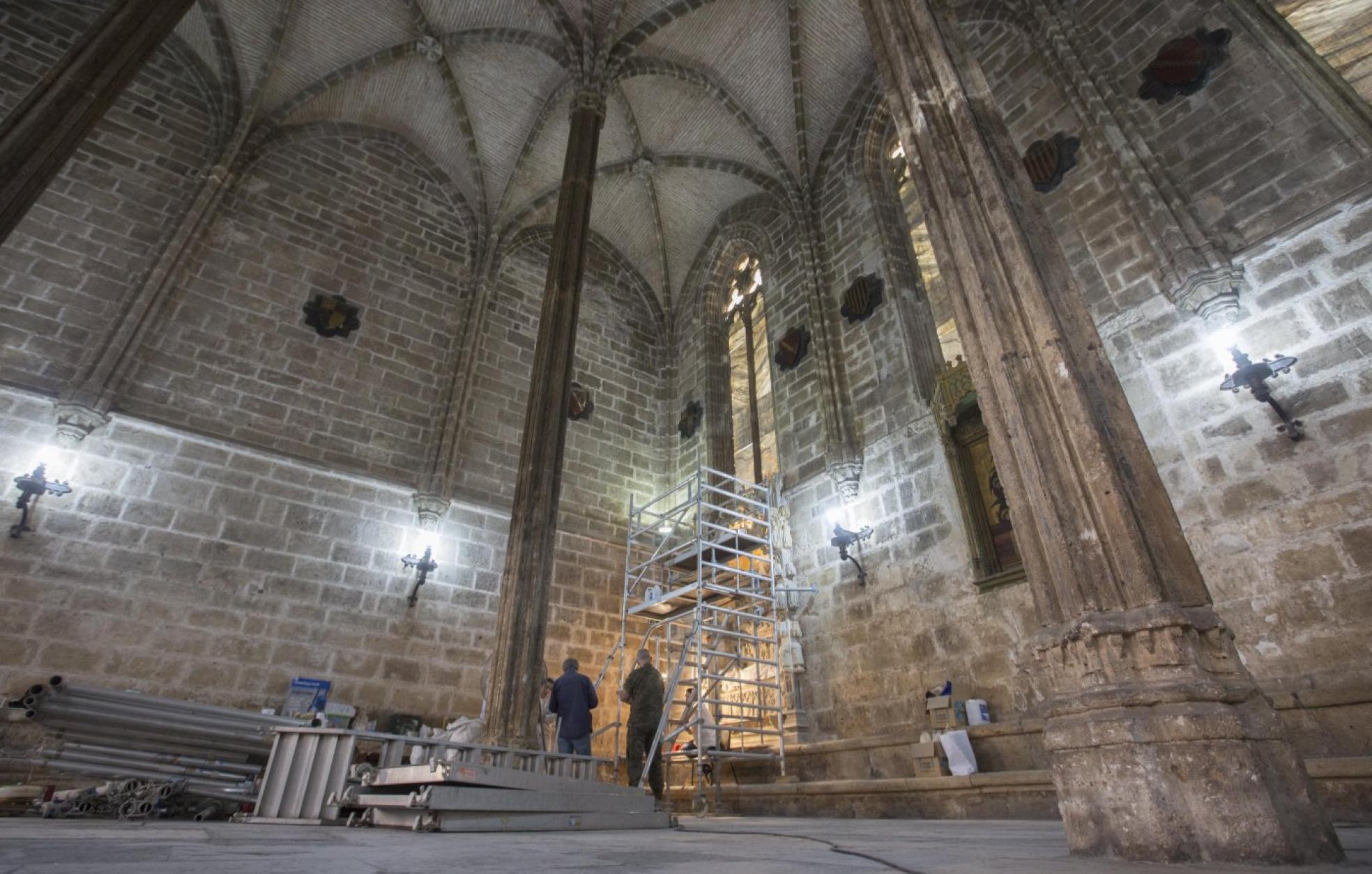 Aula Capitular. El sepulcro se aloja en una majestuosa estancia que recuerda a la sala de las palmeras de la Lonja. 