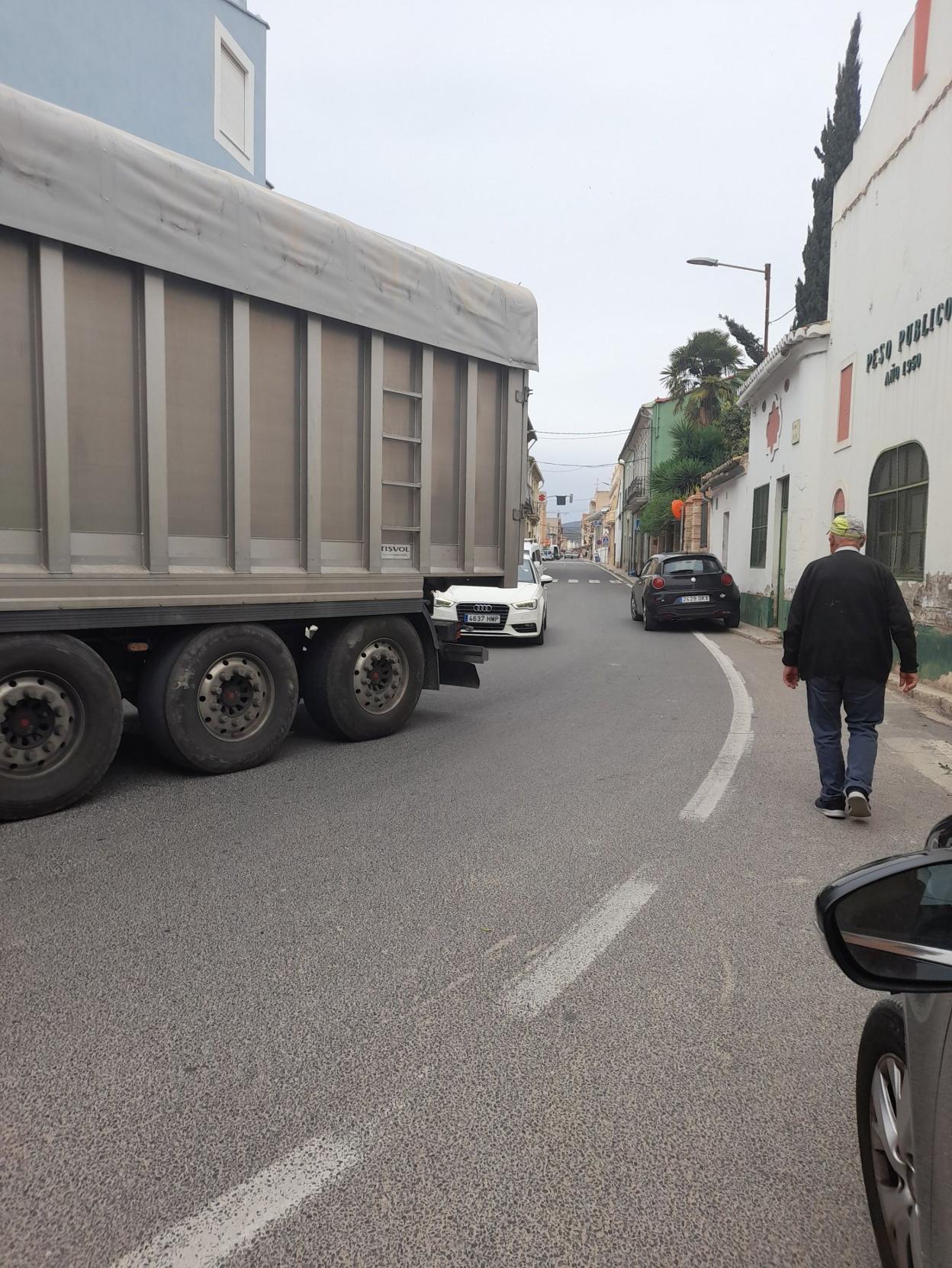 Un hombre circula por una curva mientras varios vehículos se cruzan. 