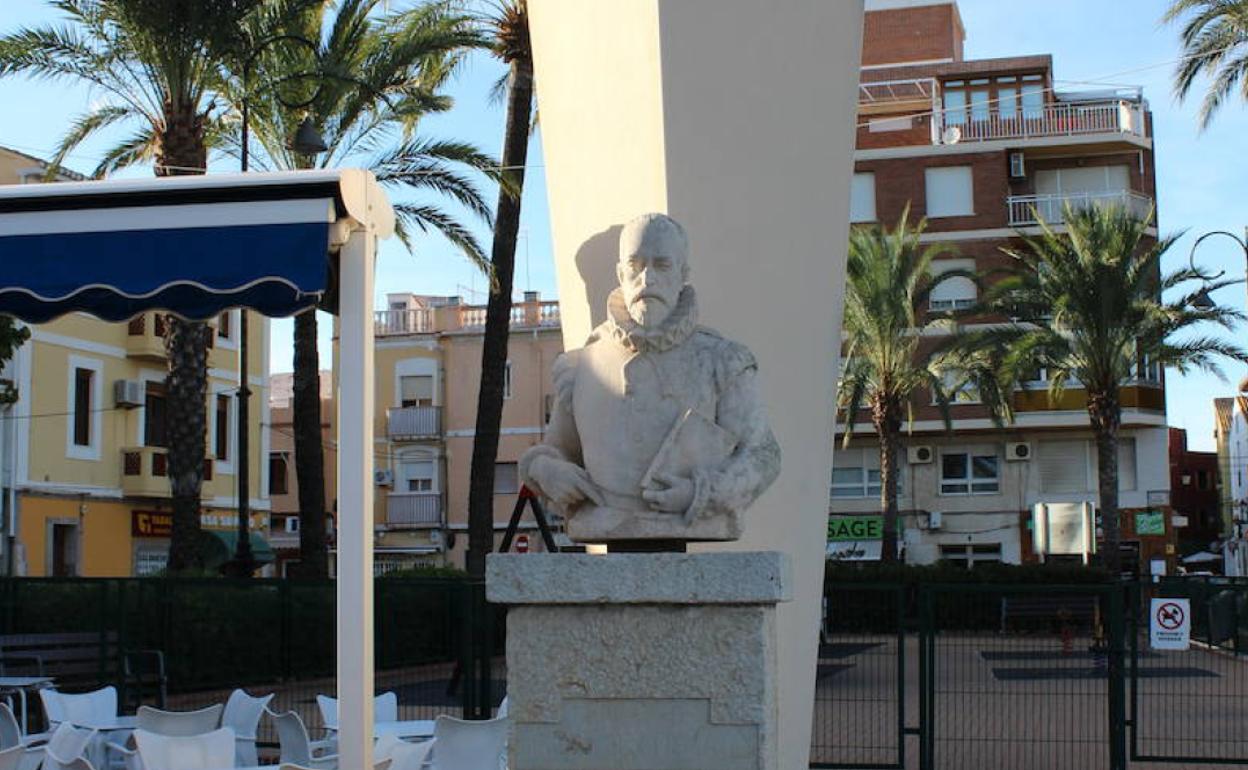 El busto de Cervantes en la explanada que lleva el nombre del escritor. 