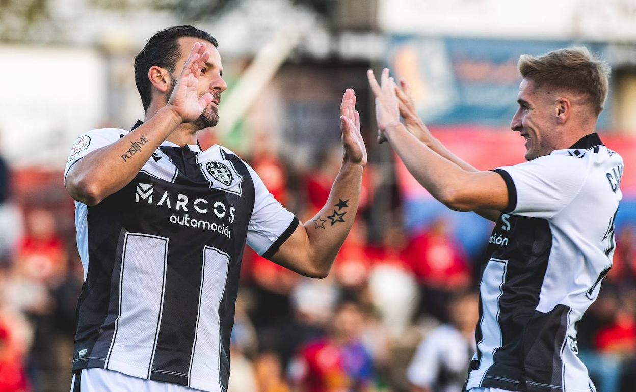 Roberto Soldado y Alejandro Cantero celebran uno de los goles ante el Olot.