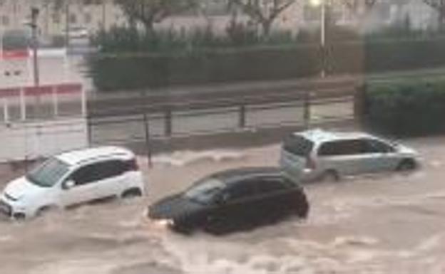 Calles inundadas y coches navegando en Aldaia