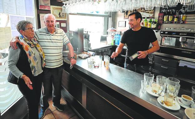 El rincón. Maribel y Luis posan en el rincón del bar donde se vieron por primera vez hace 56 años.