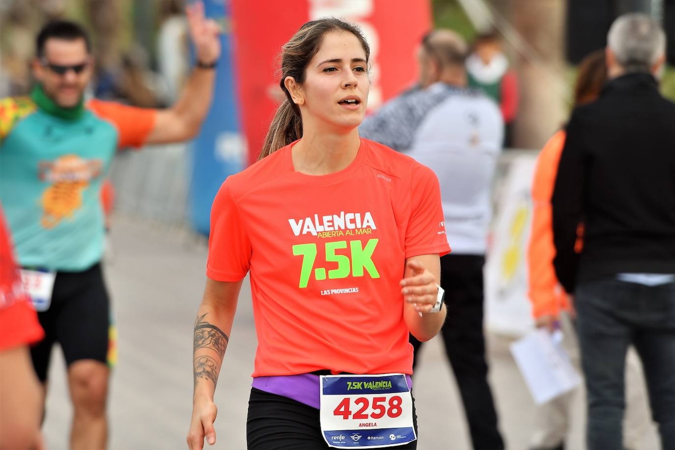 Fotos: Búscate en la llegada de la 15K y 7.5K Valencia Abierta al Mar 2022