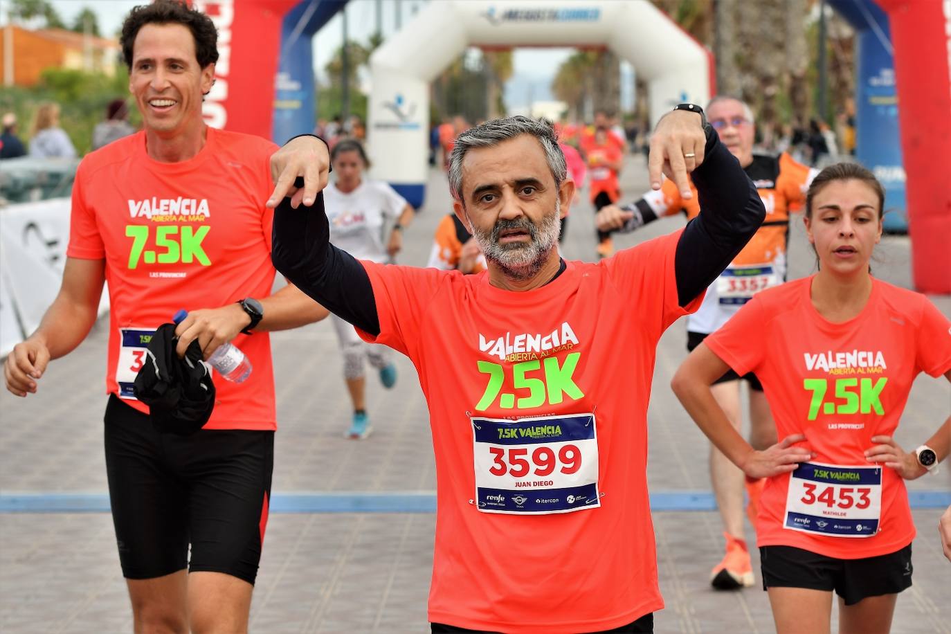 Fotos: Búscate en la llegada de la 15K y 7.5K Valencia Abierta al Mar 2022