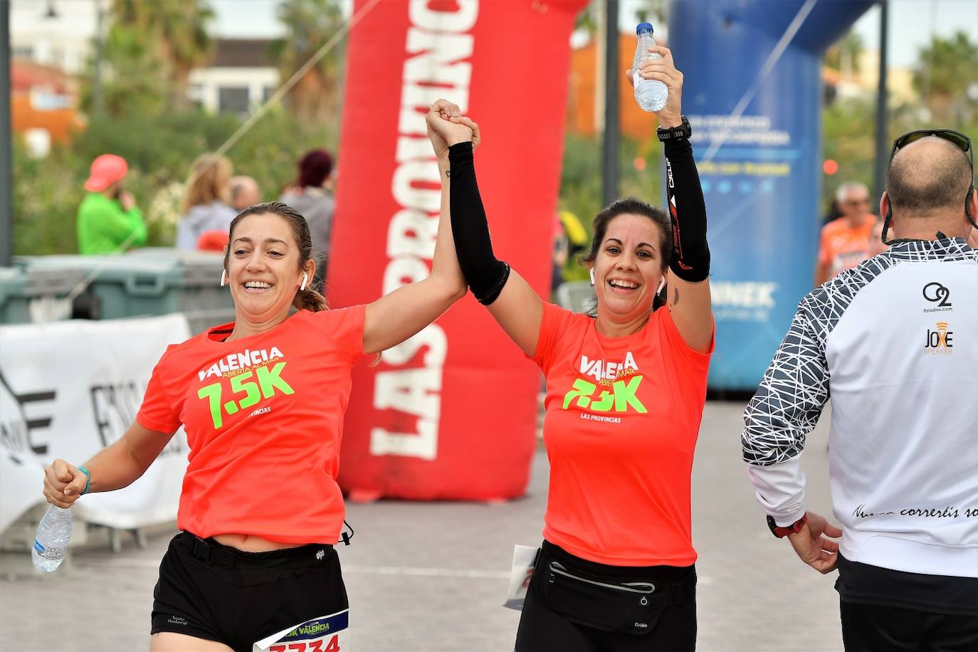 Fotos: Búscate en la llegada de la 15K y 7.5K Valencia Abierta al Mar 2022