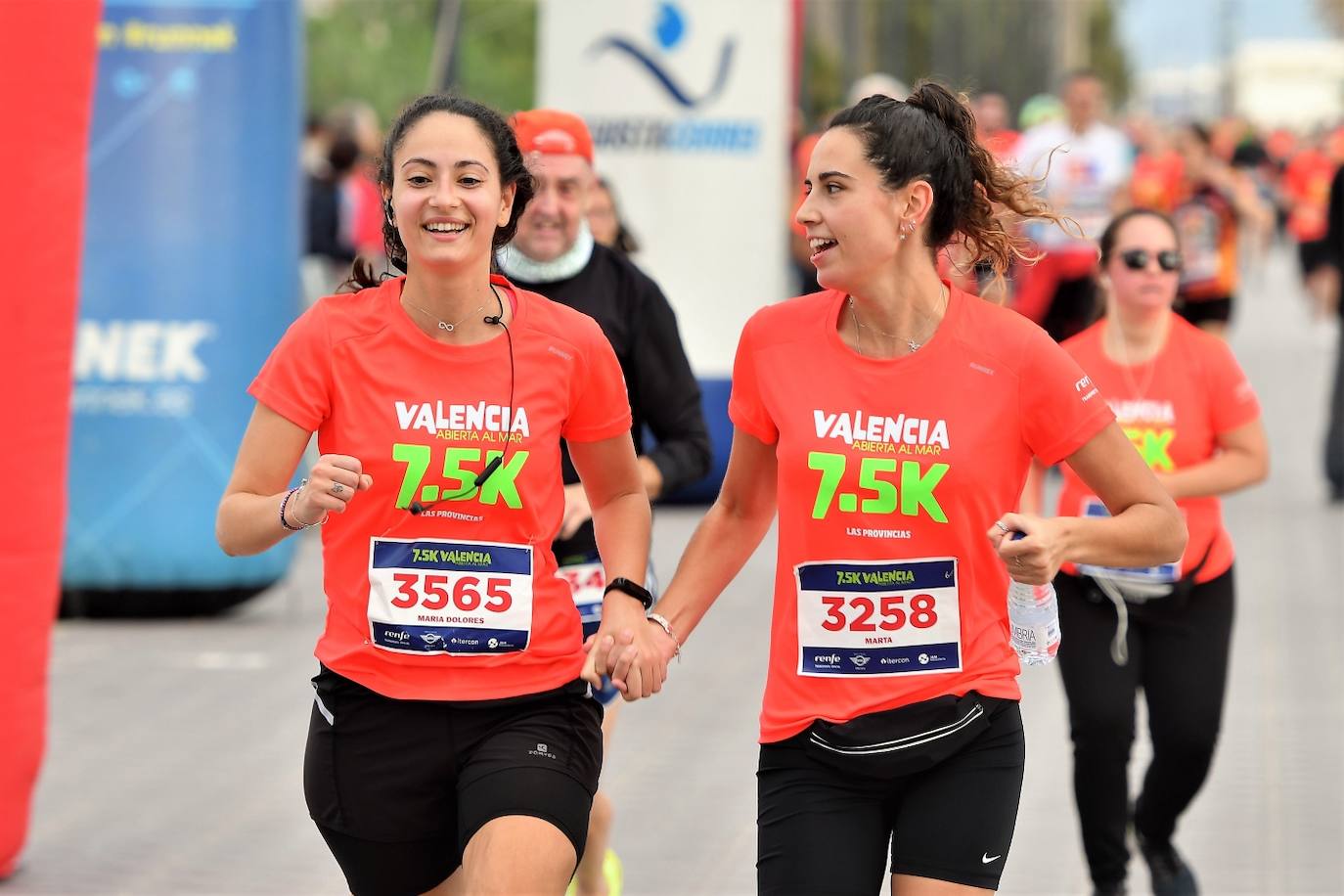 Fotos: Búscate en la llegada de la 15K y 7.5K Valencia Abierta al Mar 2022