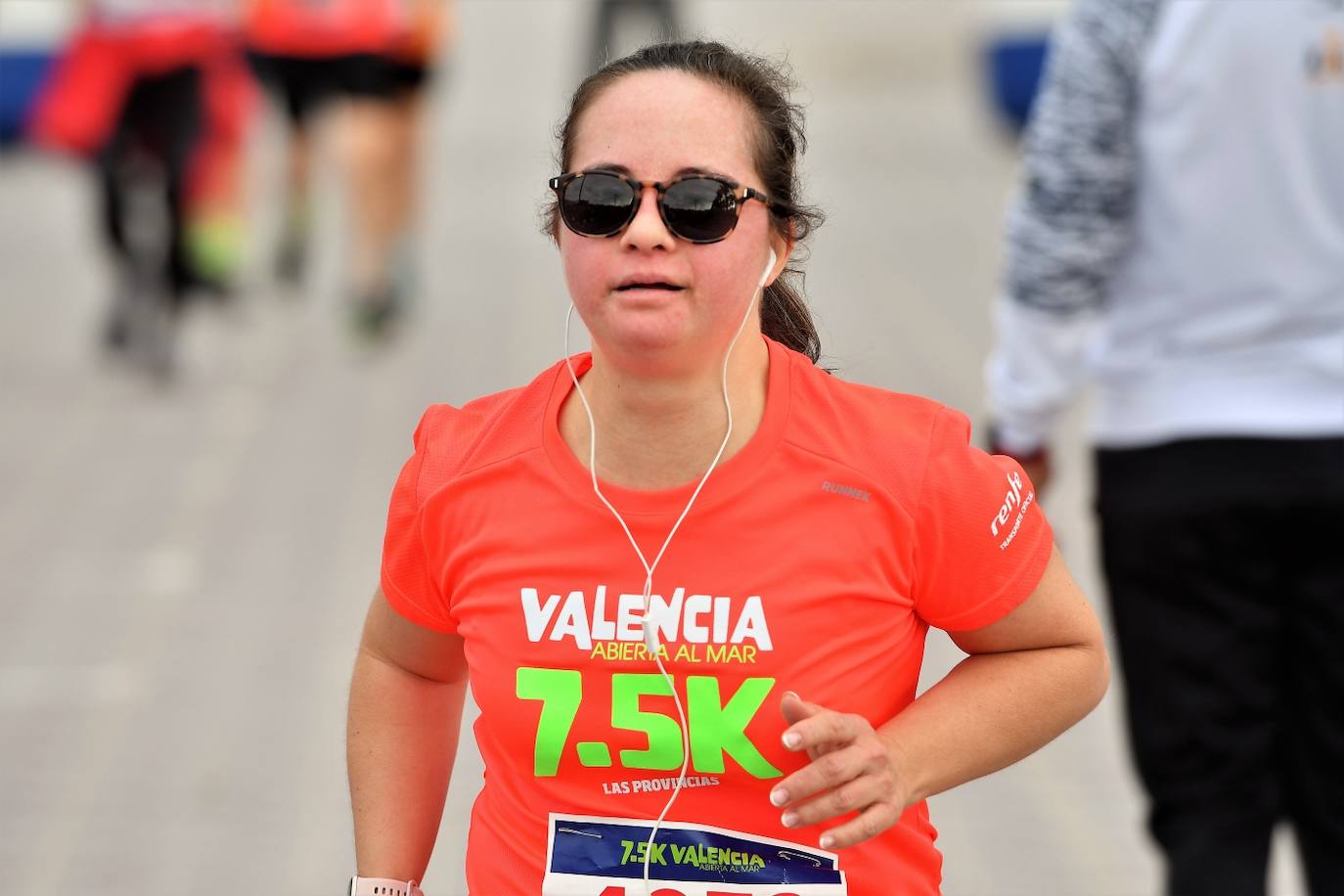 Fotos: Búscate en la llegada de la 15K y 7.5K Valencia Abierta al Mar 2022