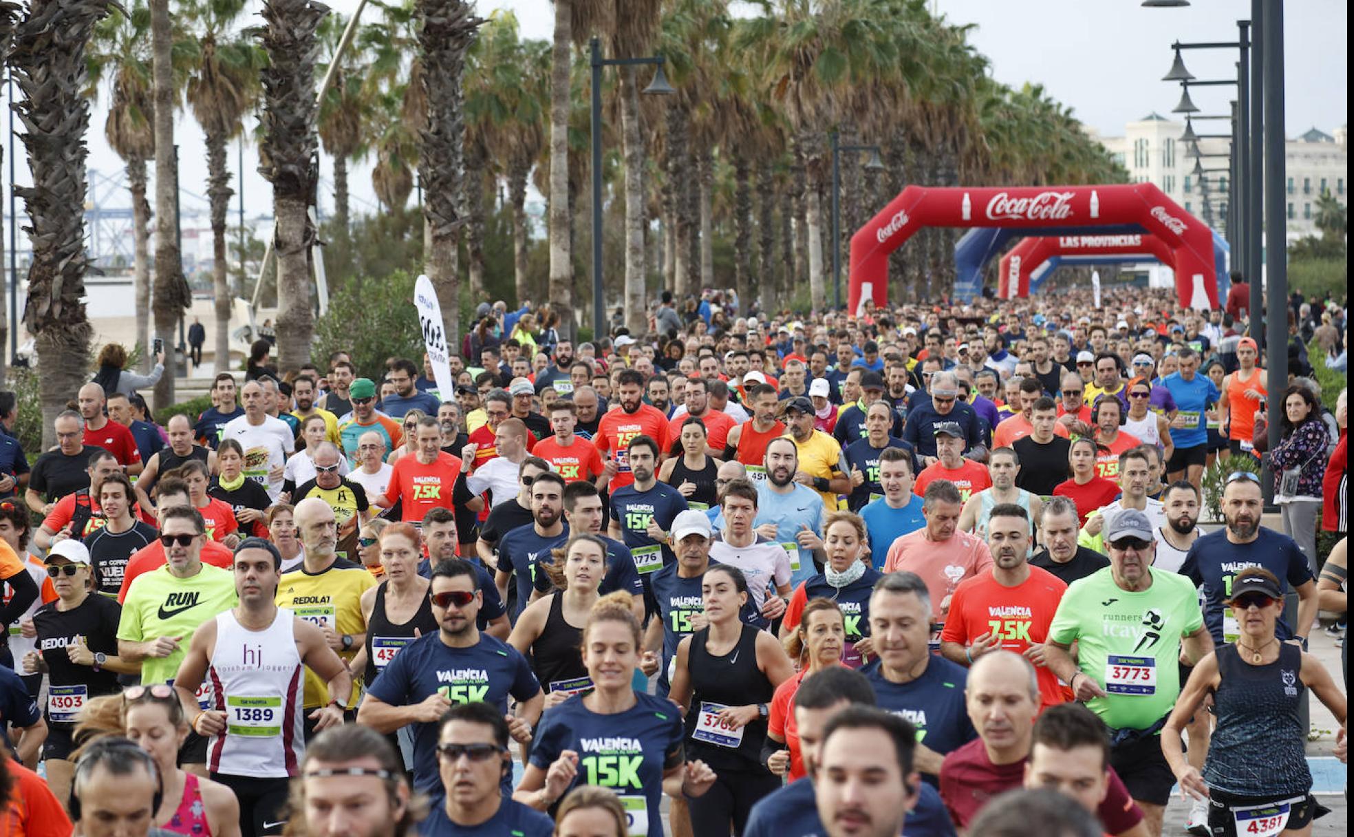 Una multitud de corredores se dio cita este domingo en la décima edición de la 15K.