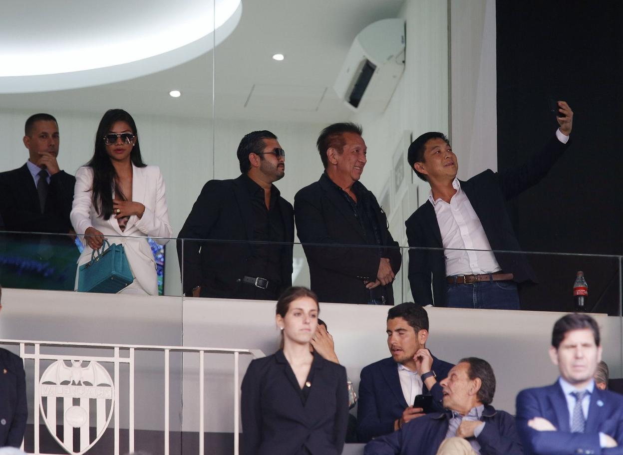 Peter Lim, en el centro, en una de sus últimas visitas a Mestalla. 