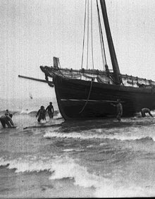 Imagen secundaria 2 - Imágenes del regreso de los pescadores a la playa del Cabanyal y mujeres y niños observando el pescado. 