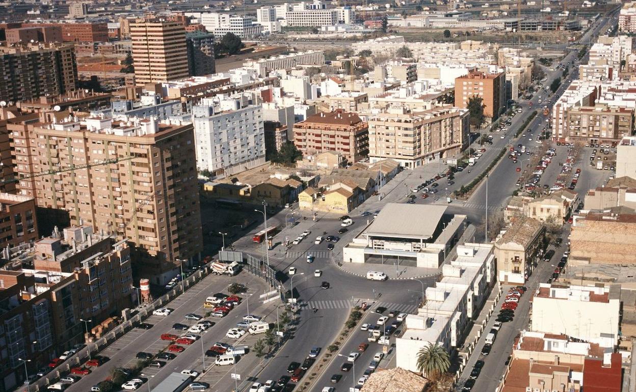 Vista panorámica de la estación del Cabanyal y las calles del barrio. 