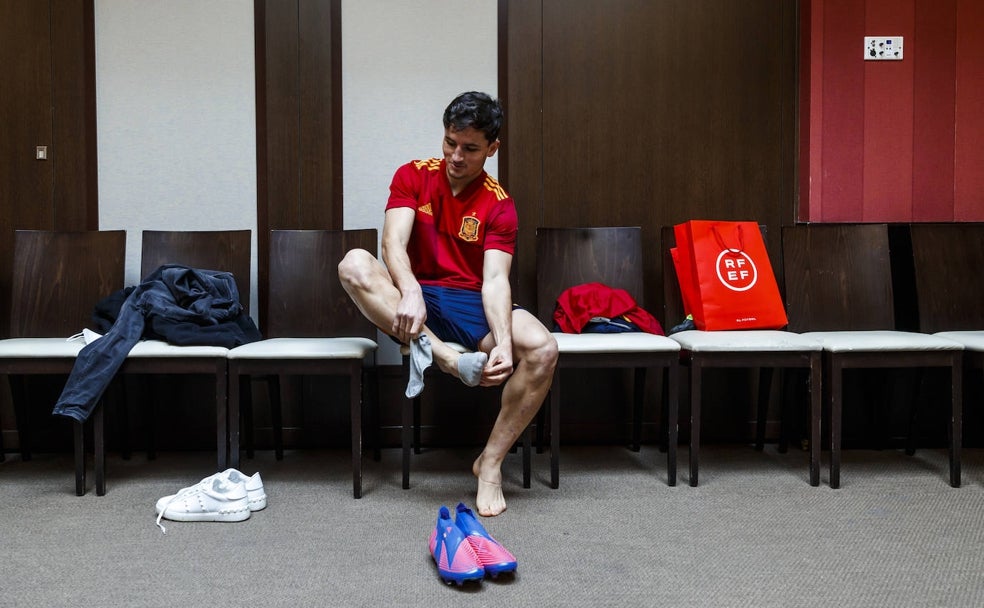 Hugo Guillamón, con la camiseta de la selección española.