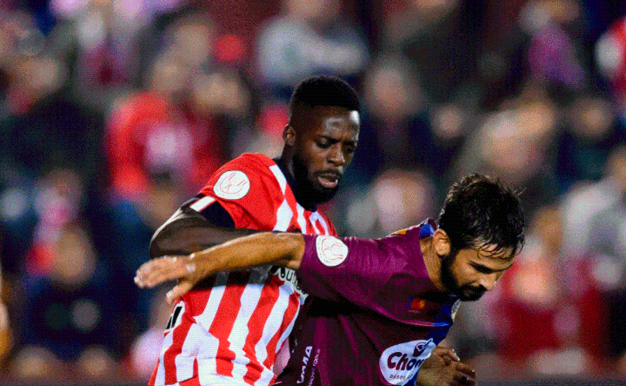 Iñaki Williams, en una disputa con Serra. 