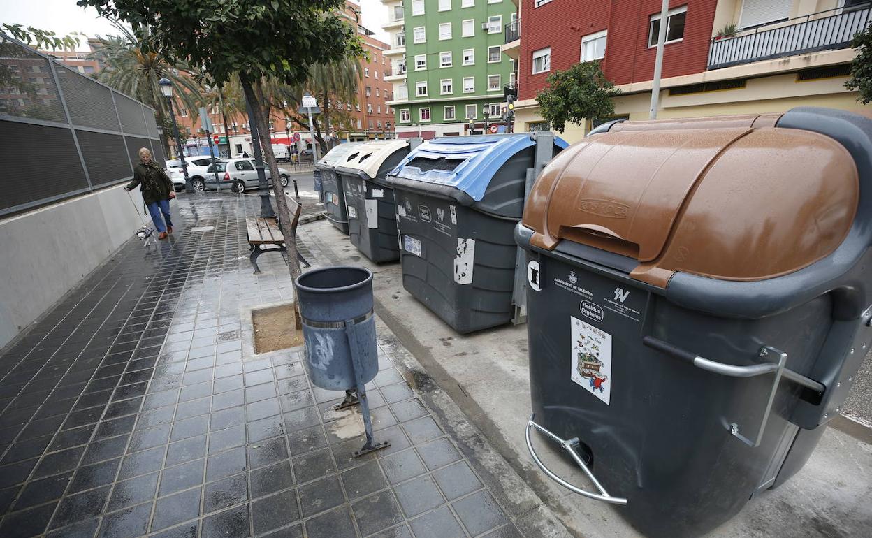 Contenedores en una calle de Valencia. 