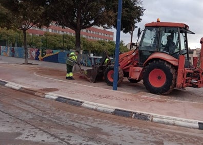 Imagen secundaria 1 - Los trabajos de limpieza en Torrent. 