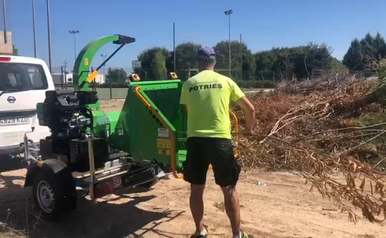 Un operario municipal trabaja con la máquina adquirida por Potries. 