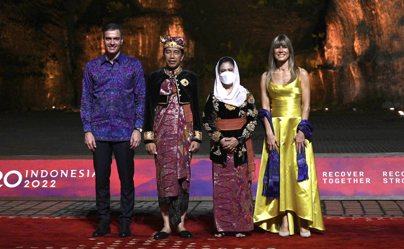 Pedro Sánchez, y su mujer, Begoña Gómez con el presidente indonesio, Joko Widodo, que recibió a los líderes vestido a su vez con un gorro udeng y una falda saput, empleados en ocasiones especiales como ceremonias religiosas balinesas.