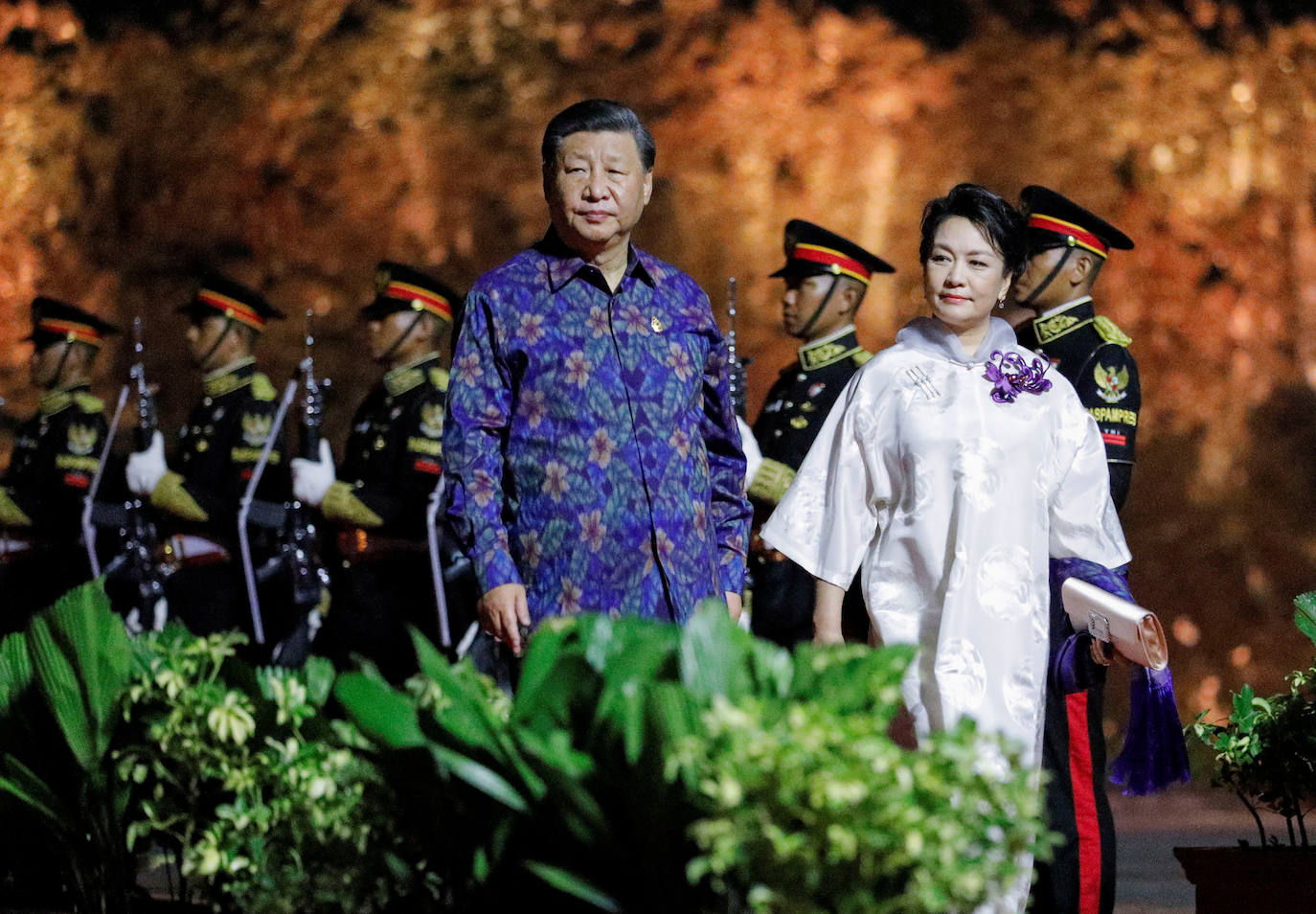 El presidente chino, Xi Jinping, y su esposa, Peng Liyuan, caminan en la Cena de Bienvenida durante la Cumbre de Líderes del G20.