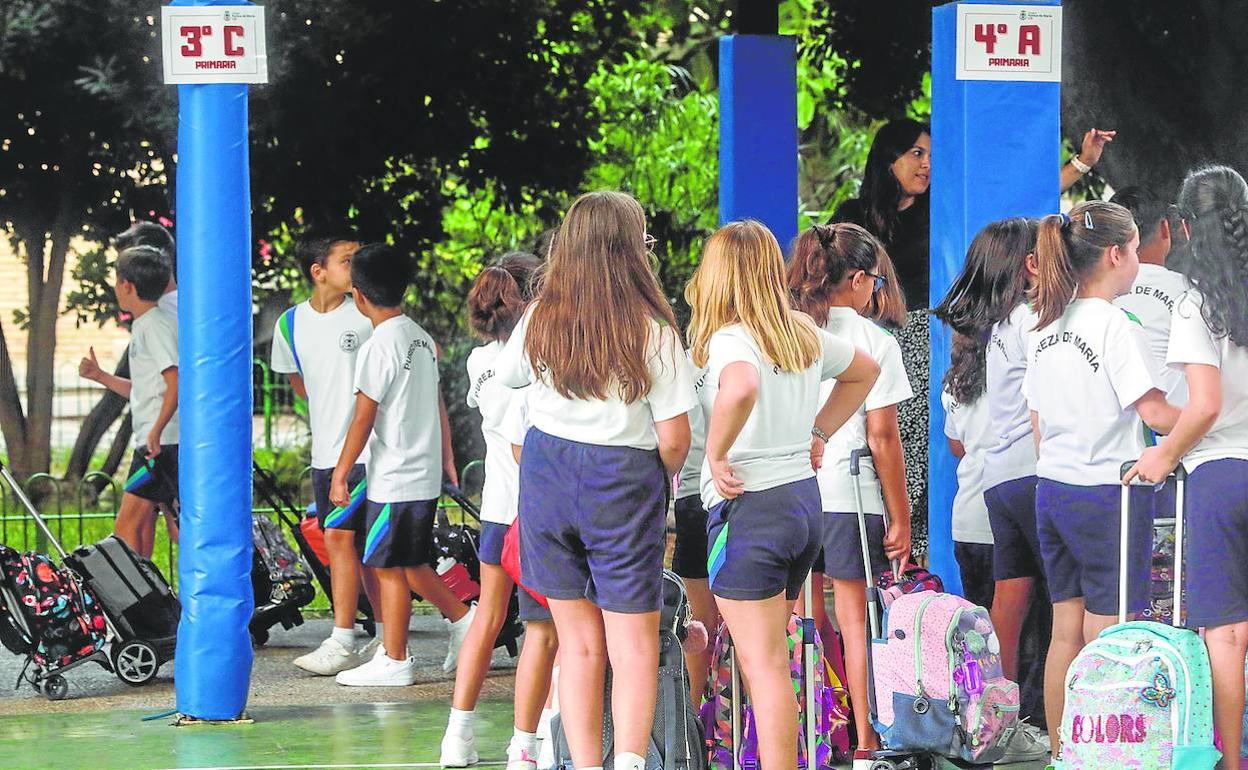 Alumnos durante el primer día de clase en un colegio de Valencia. 