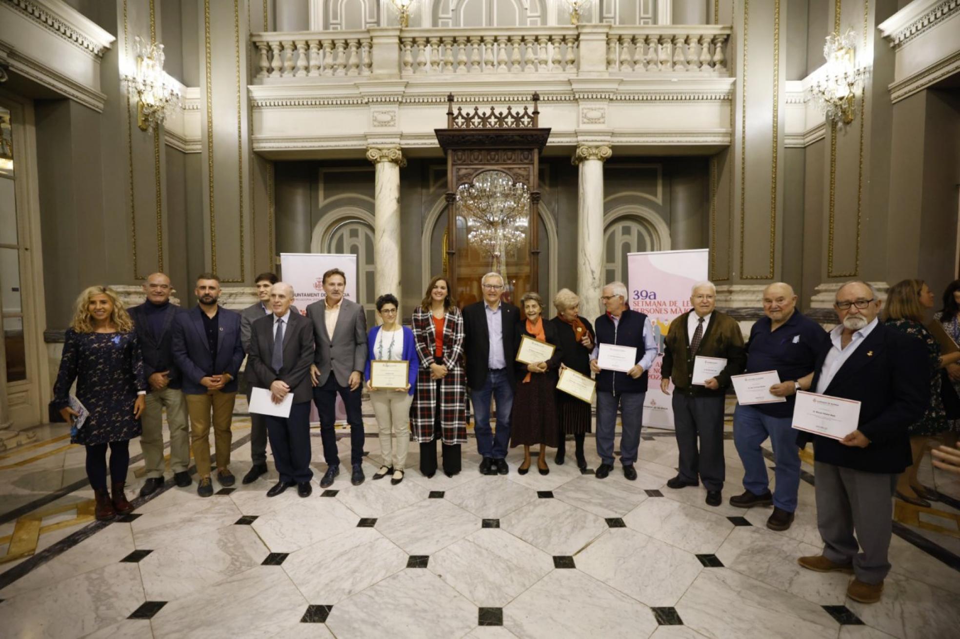 Premiados. Losediles posan conlos galardonados. 