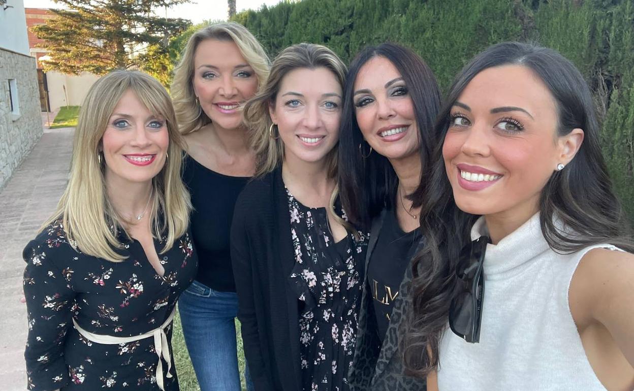 Susana Remohí, con su hermana Sonia y algunas de sus amigas.