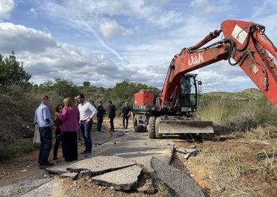 Imagen secundaria 1 - El campo del agricultor, el camino destrozado y el garaje inundado. 